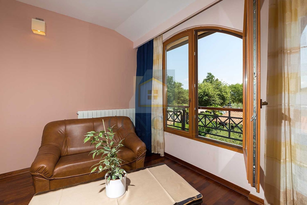 Novigrad, okolica, pansion s 9 soba, restoranom, velikim stanom in bazenom, 5 km od morja