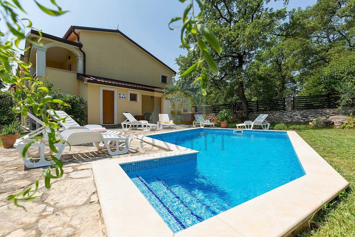 Novigrad, okolica, pansion s 9 soba, restoranom, velikim stanom in bazenom, 5 km od morja