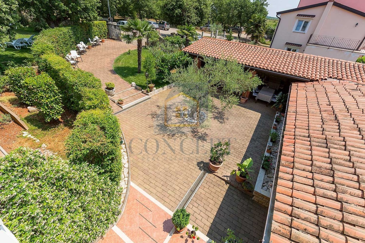 Novigrad, okolica, pansion s 9 soba, restoranom, velikim stanom in bazenom, 5 km od morja