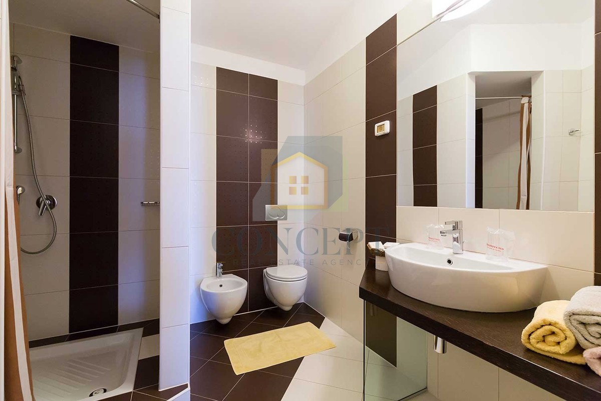 Novigrad, okolica, pansion s 9 soba, restoranom, velikim stanom in bazenom, 5 km od morja