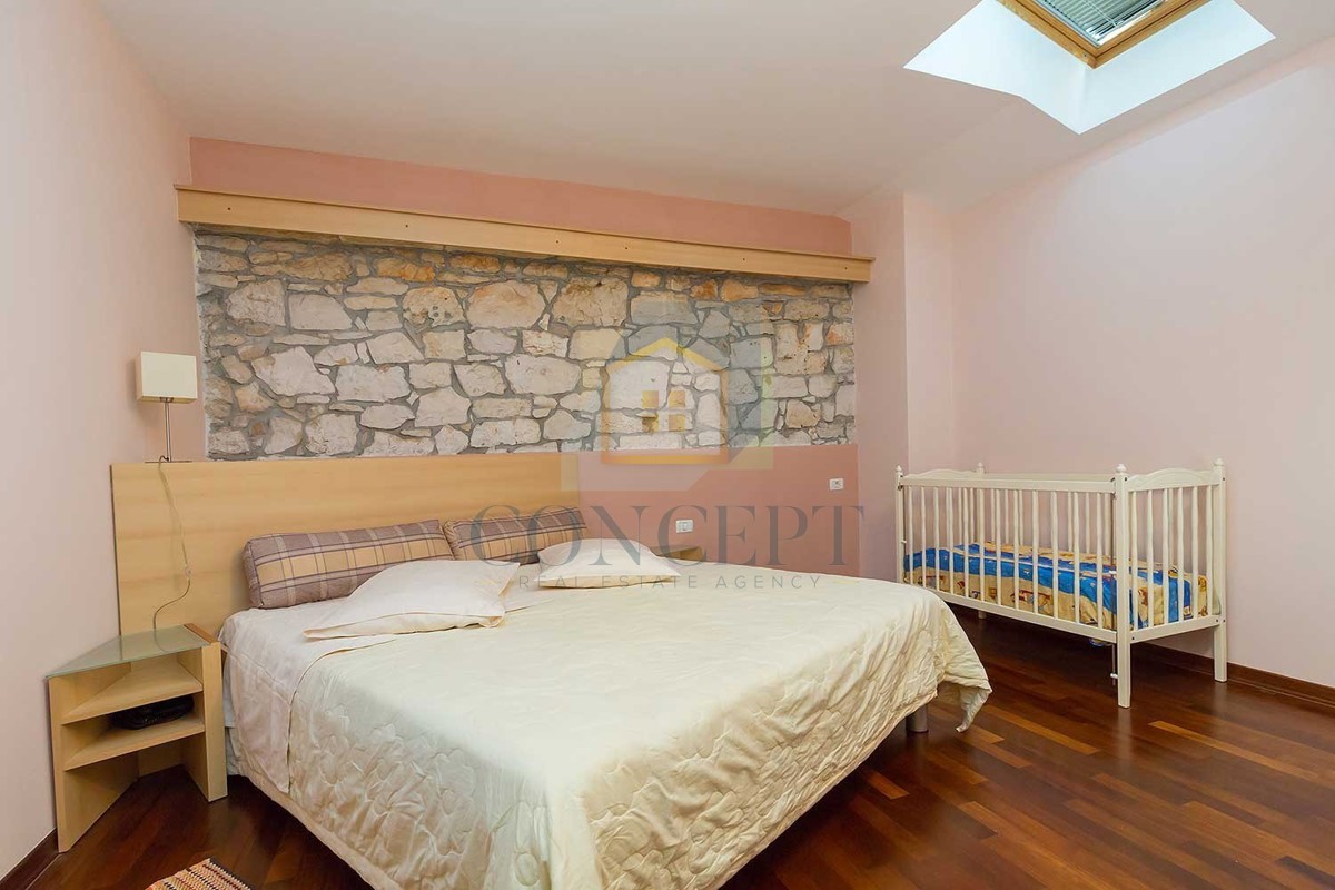 Novigrad, okolica, pansion s 9 soba, restoranom, velikim stanom in bazenom, 5 km od morja