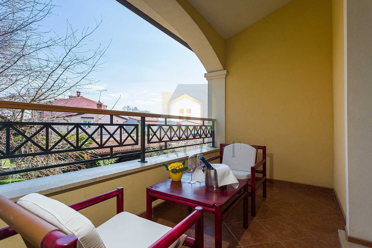 Novigrad, okolica, pansion s 9 soba, restoranom, velikim stanom in bazenom, 5 km od morja