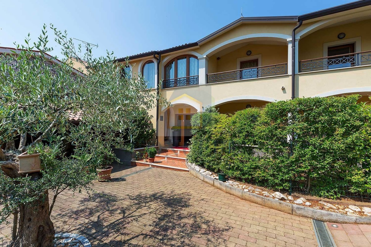 Novigrad, okolica, pansion s 9 soba, restoranom, velikim stanom in bazenom, 5 km od morja