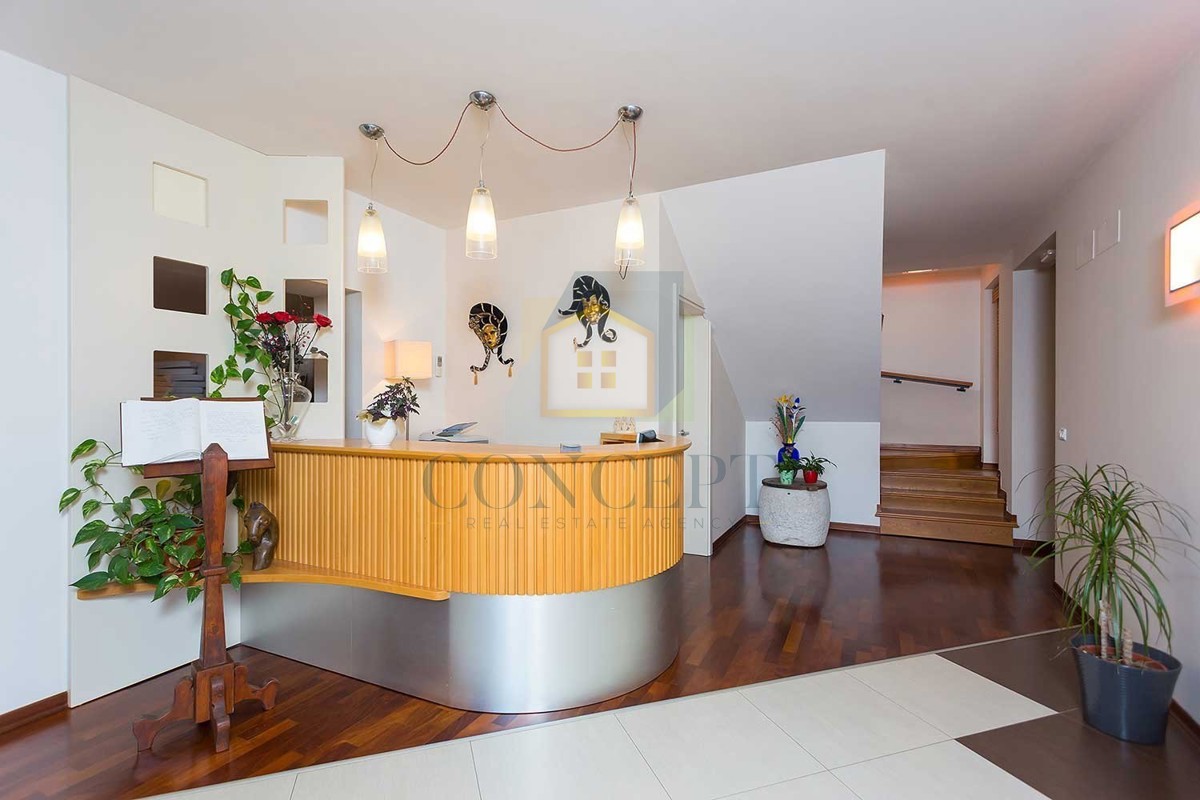 Novigrad, okolica, pansion s 9 soba, restoranom, velikim stanom in bazenom, 5 km od morja