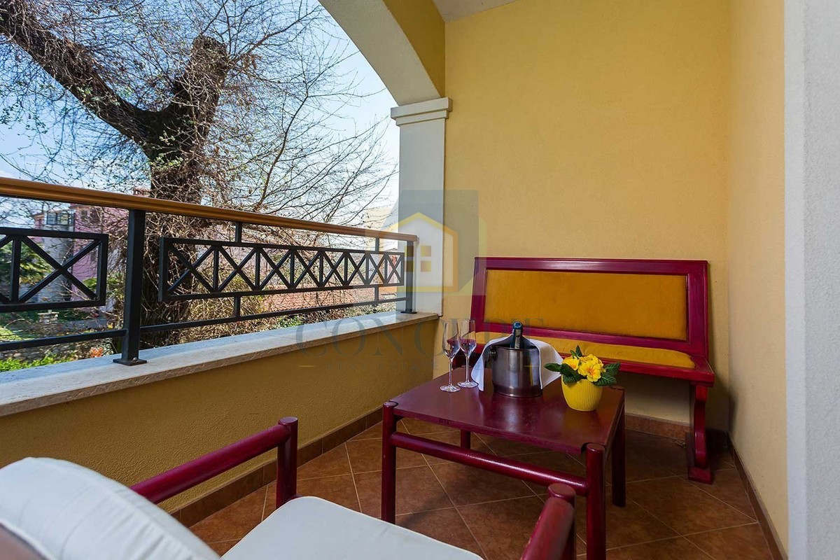 Novigrad, okolica, pansion s 9 soba, restoranom, velikim stanom in bazenom, 5 km od morja