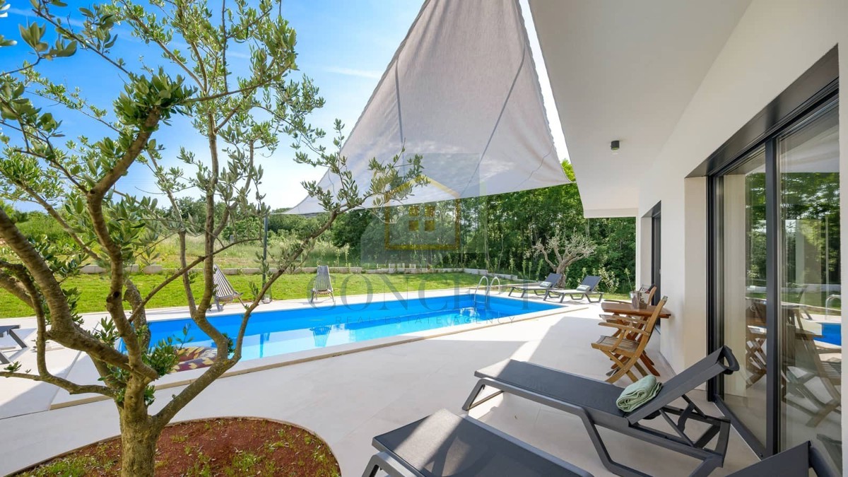 Rovinj, okolica, Samostojeća prizemna hiša z bazenom na mirni lokaciji