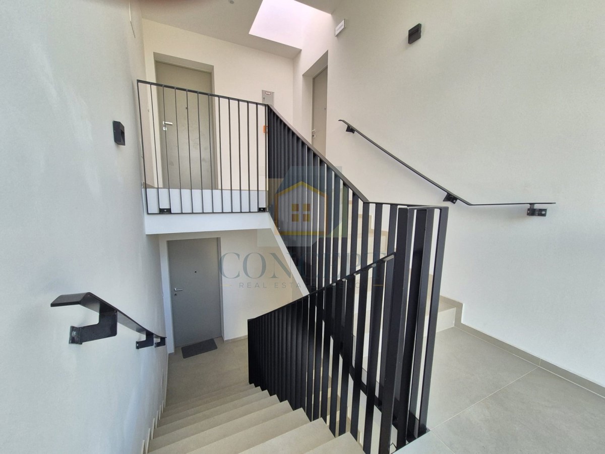 Poreč, okolica, Stan v pritličju z vrtom in bazenom, 4 km od morja