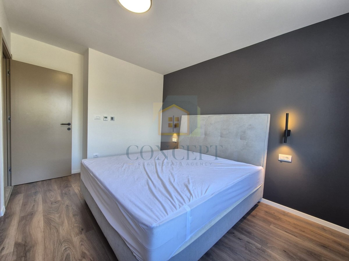 Poreč, okolica, Stan v pritličju z vrtom in bazenom, 4 km od morja