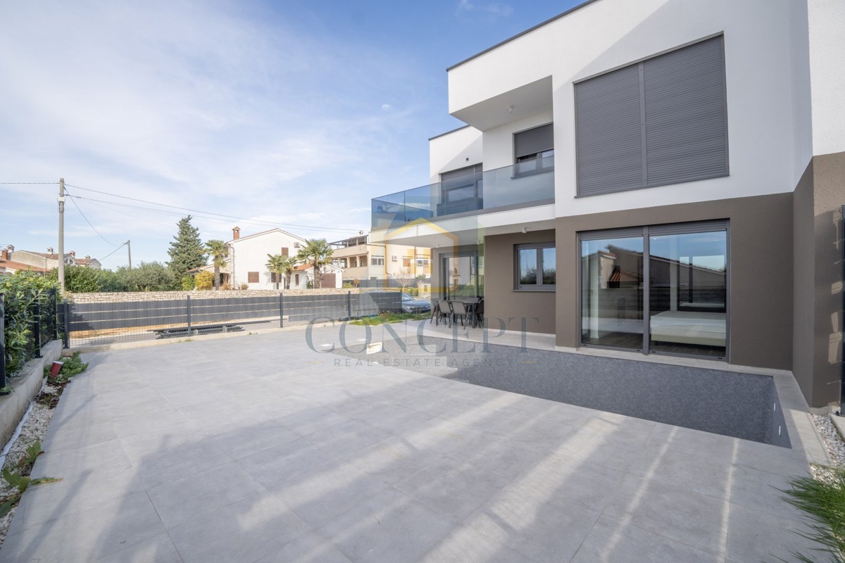 Poreč, okolica, Stan v pritličju z vrtom in bazenom, 4 km od morja