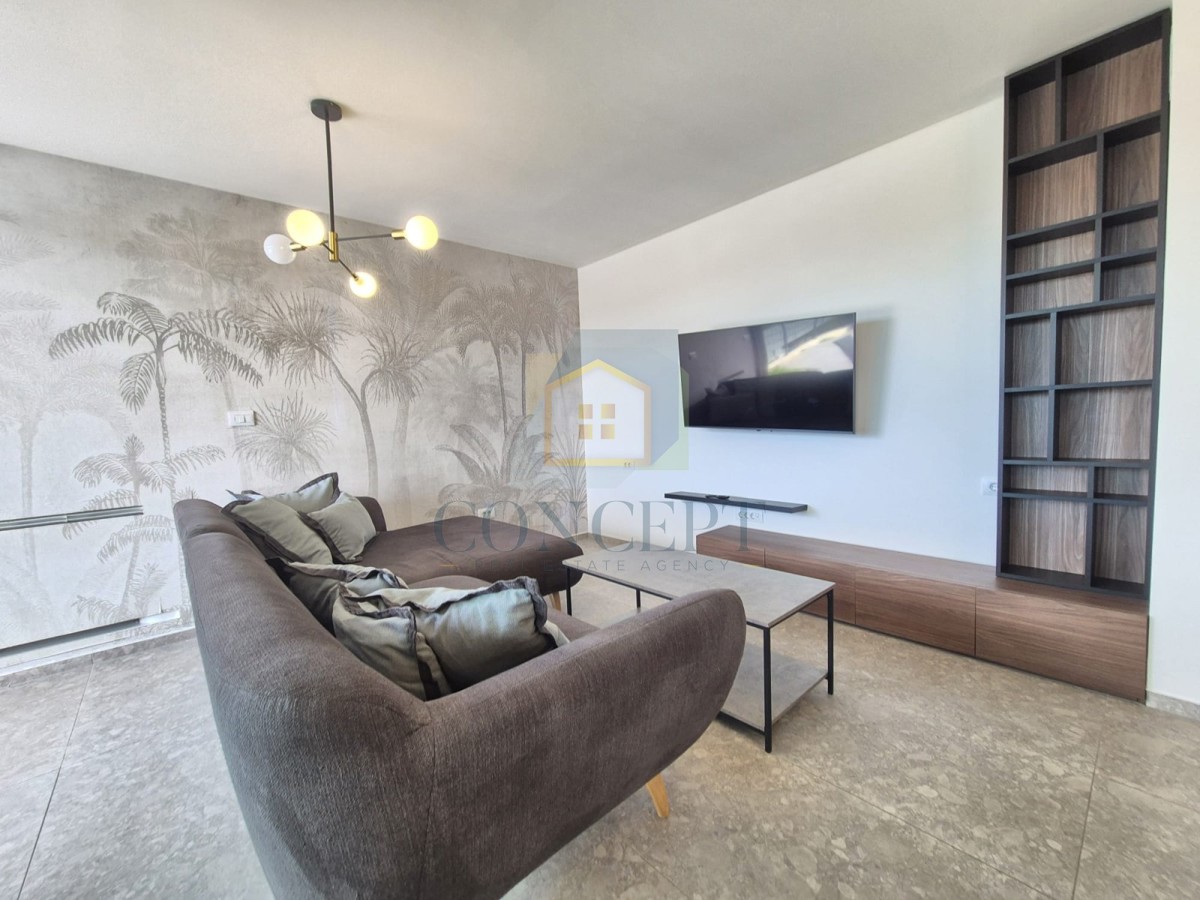 Poreč, okolica, Stan v pritličju z vrtom in bazenom, 4 km od morja