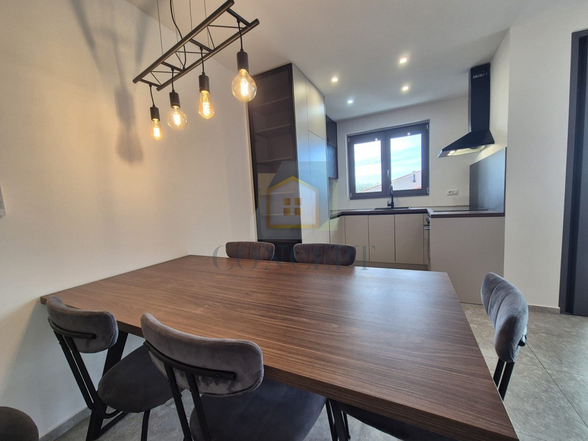 Poreč, okolica, Stan v pritličju z vrtom in bazenom, 4 km od morja