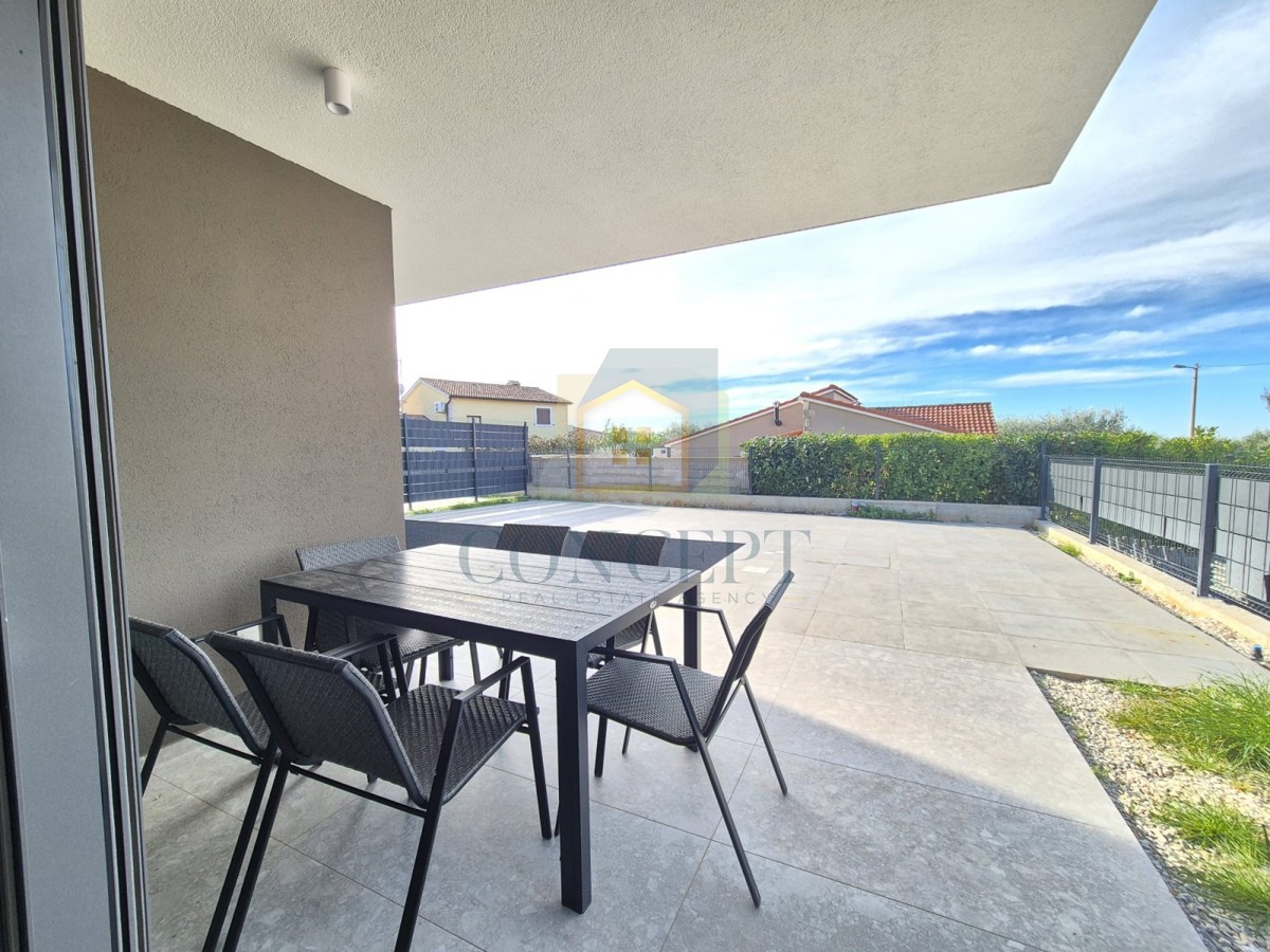 Poreč, okolica, Stan v pritličju z vrtom in bazenom, 4 km od morja