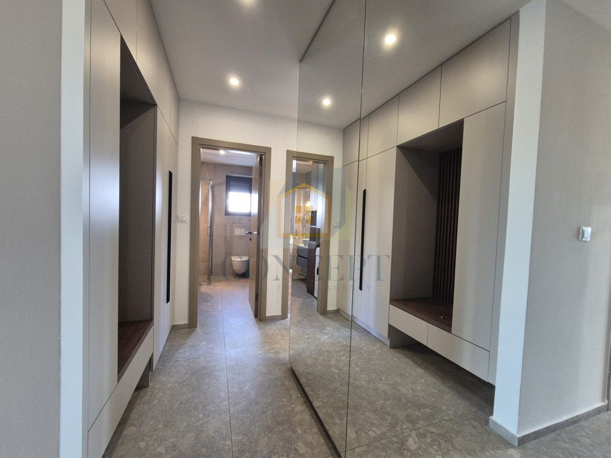 Poreč, okolica, Stan v pritličju z vrtom in bazenom, 4 km od morja