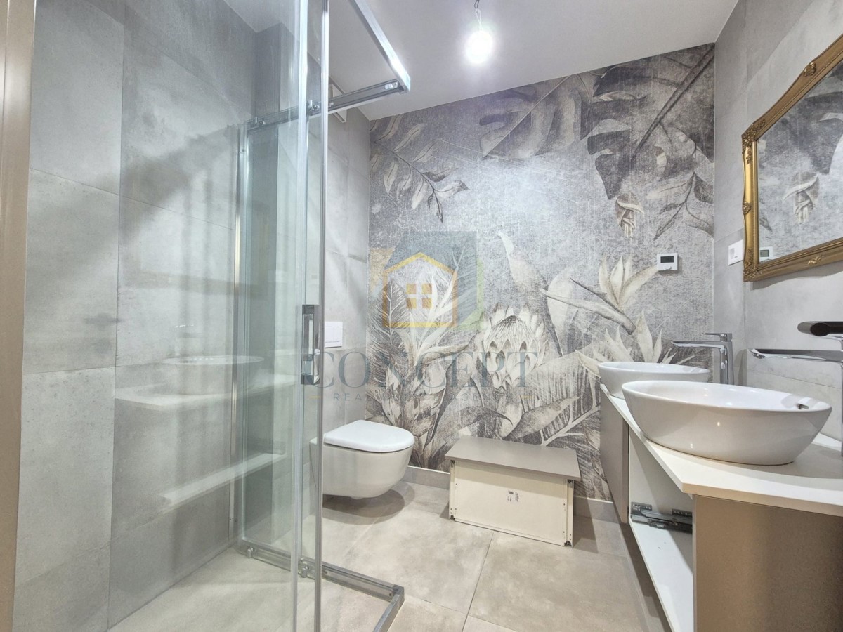 Poreč, okolica, Stan v pritličju z vrtom in bazenom, 4 km od morja