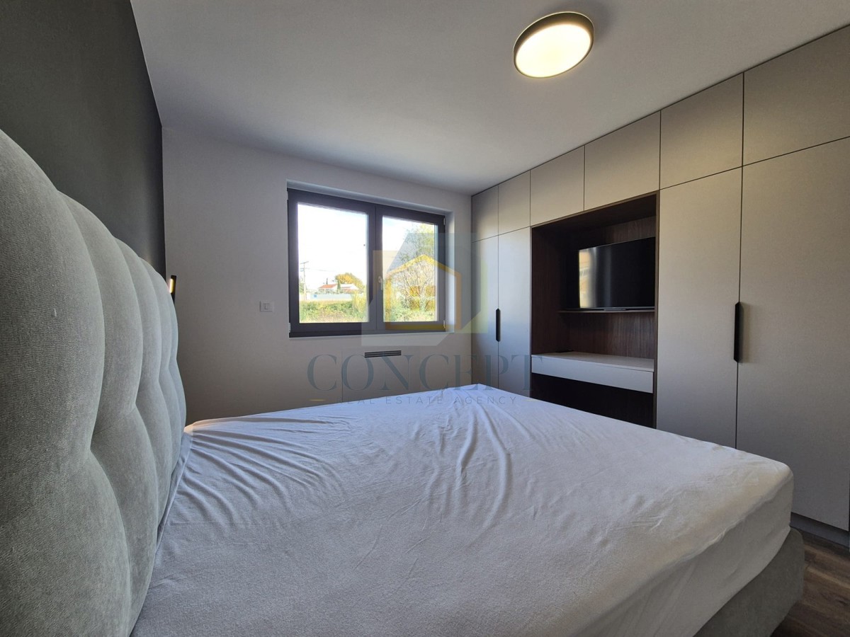 Poreč, okolica, Stan v pritličju z vrtom in bazenom, 4 km od morja