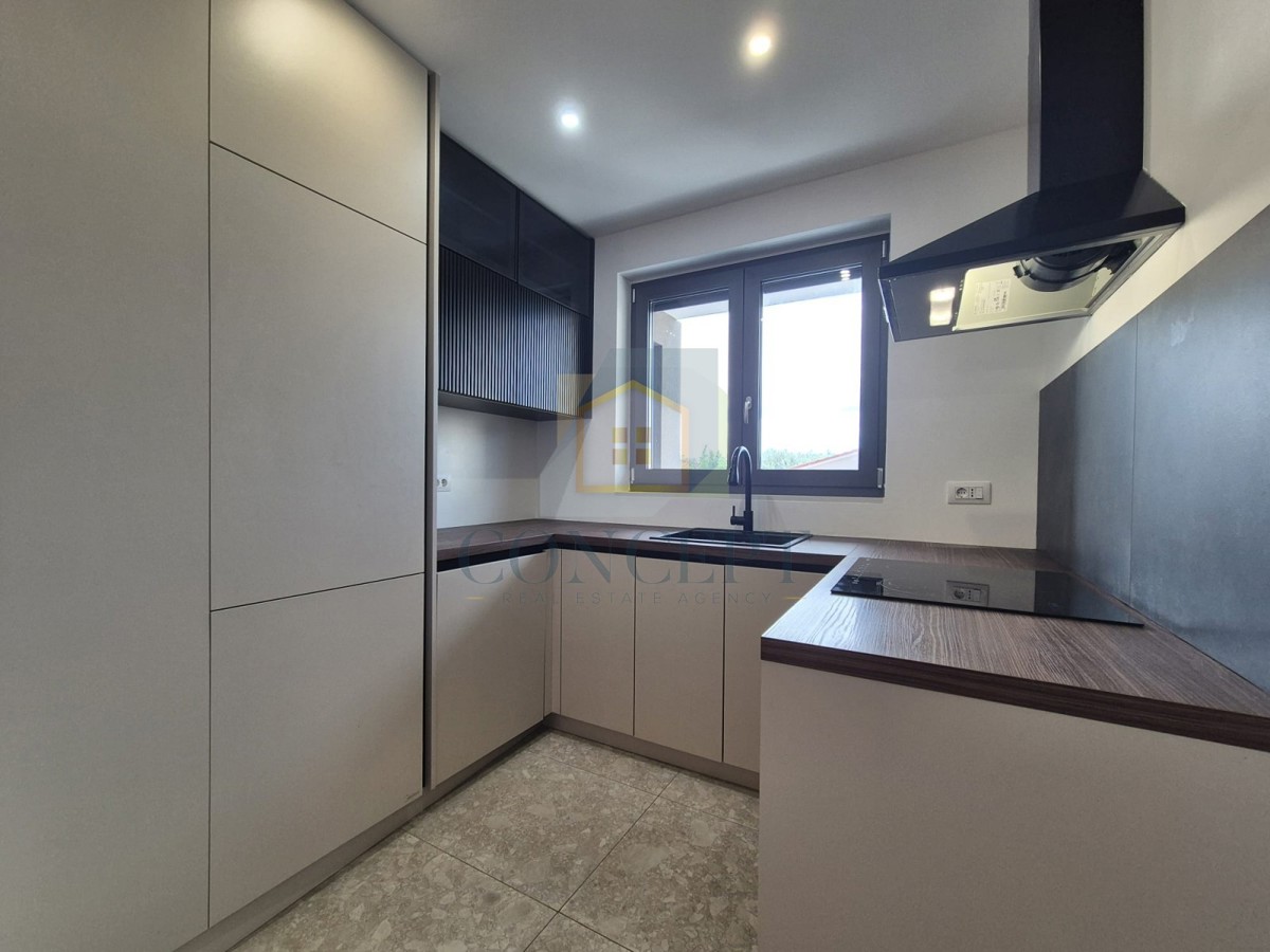 Poreč, okolica, Stan v pritličju z vrtom in bazenom, 4 km od morja