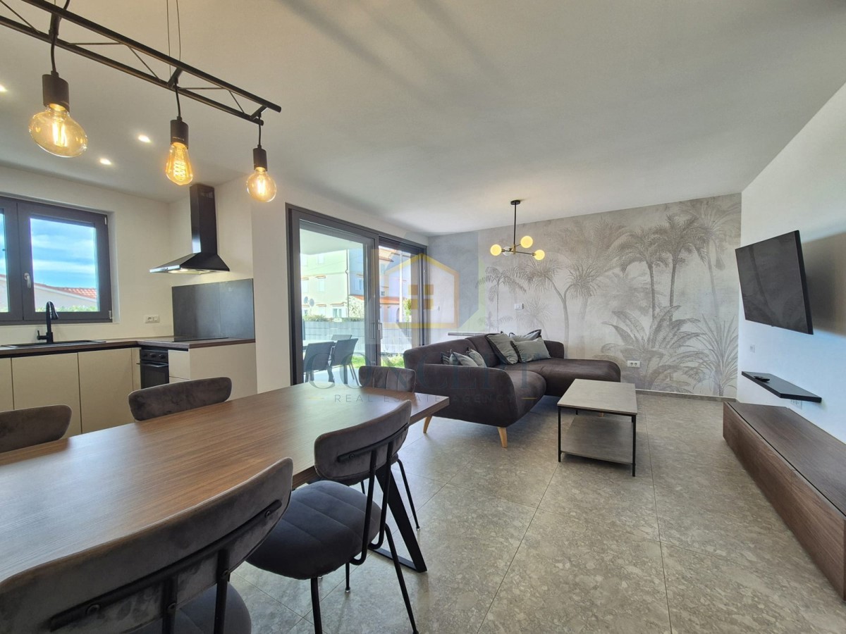 Poreč, okolica, Stan v pritličju z vrtom in bazenom, 4 km od morja