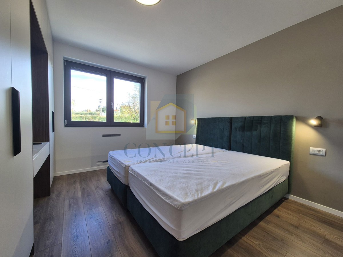 Poreč, okolica, Stan v pritličju z vrtom in bazenom, 4 km od morja