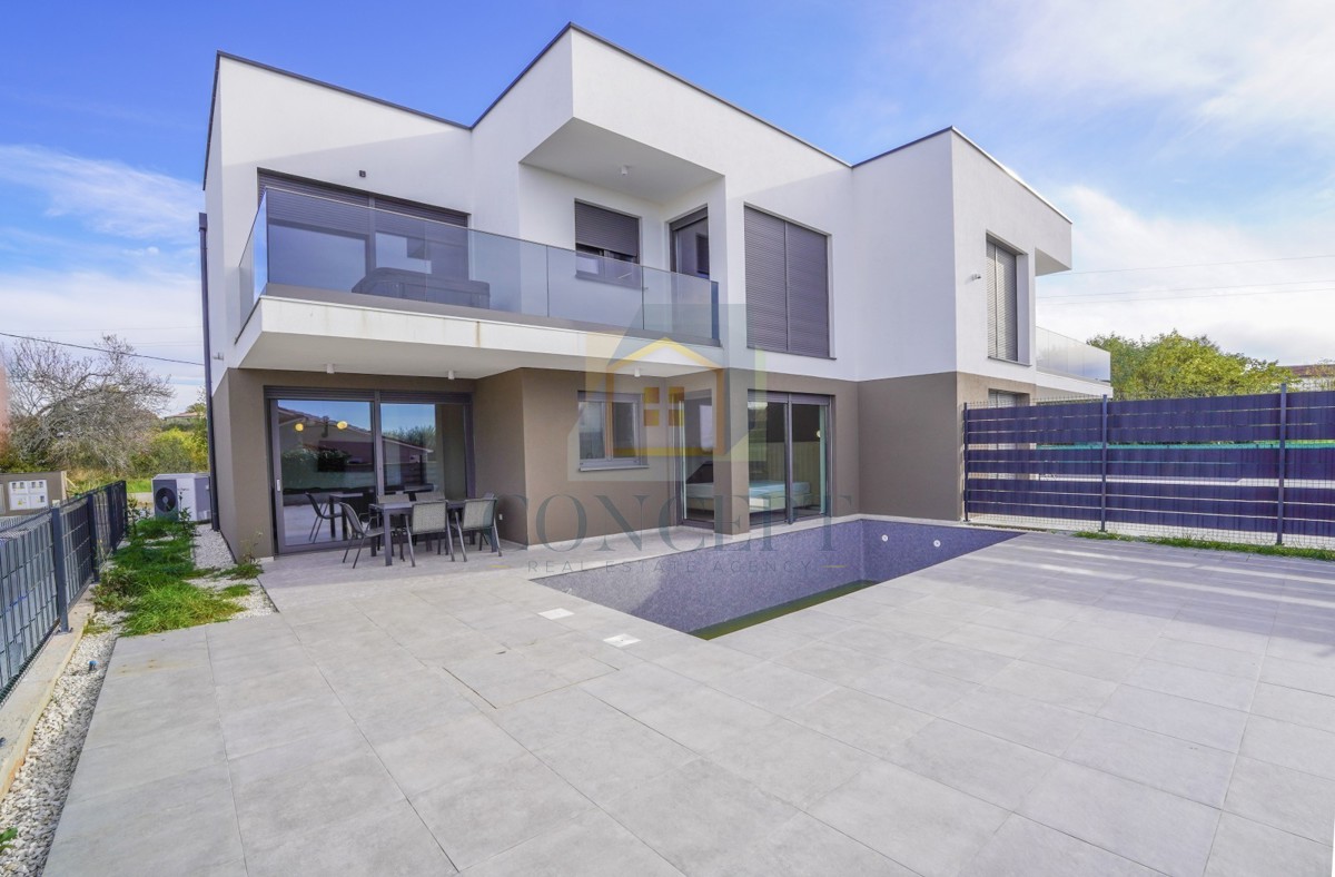 Poreč, okolica, Stan v pritličju z vrtom in bazenom, 4 km od morja