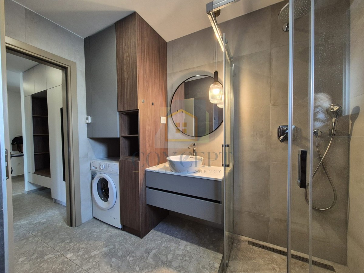 Poreč, okolica, Stan v pritličju z vrtom in bazenom, 4 km od morja