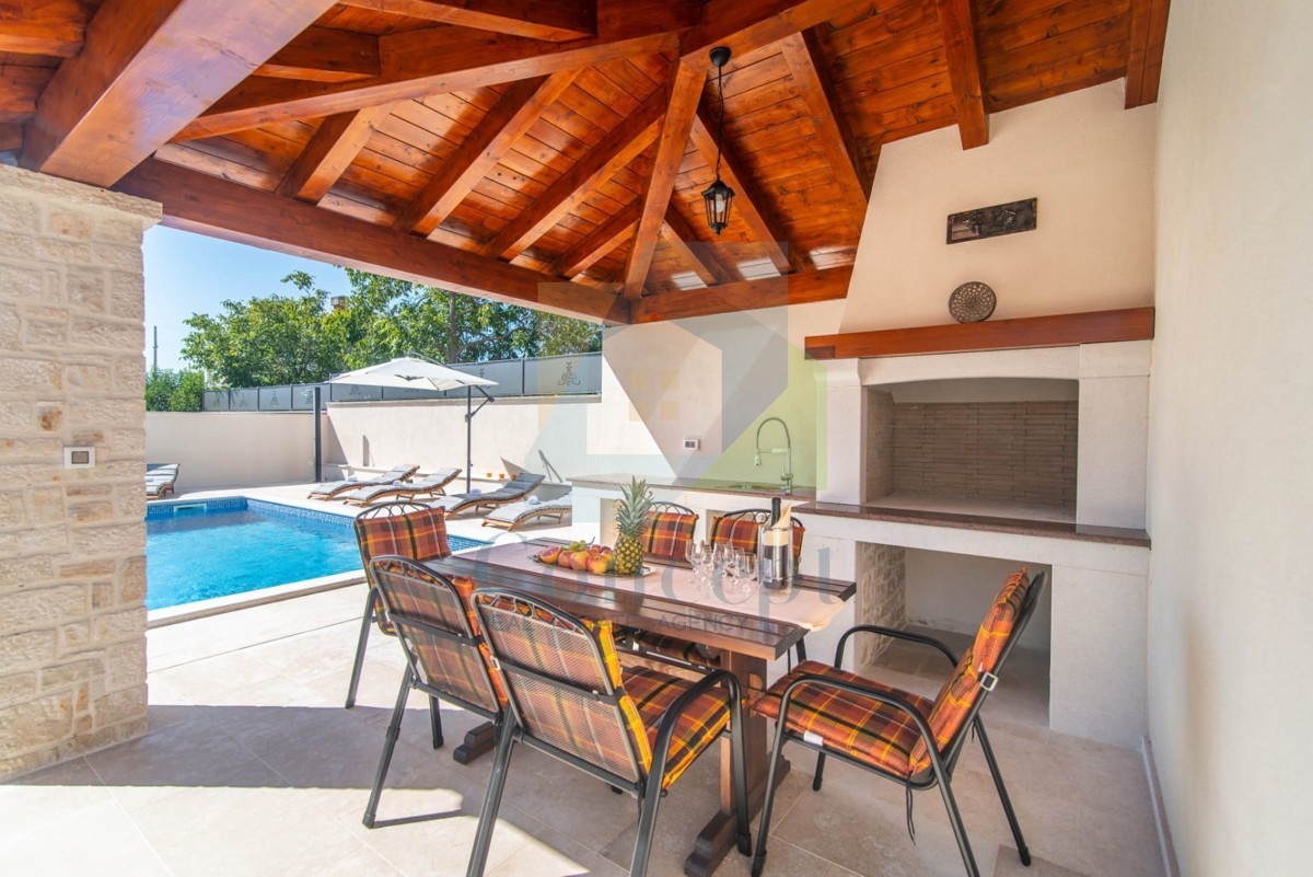 Poreč, Samostoječa hiša s bazenom 3 km od morja in mesta