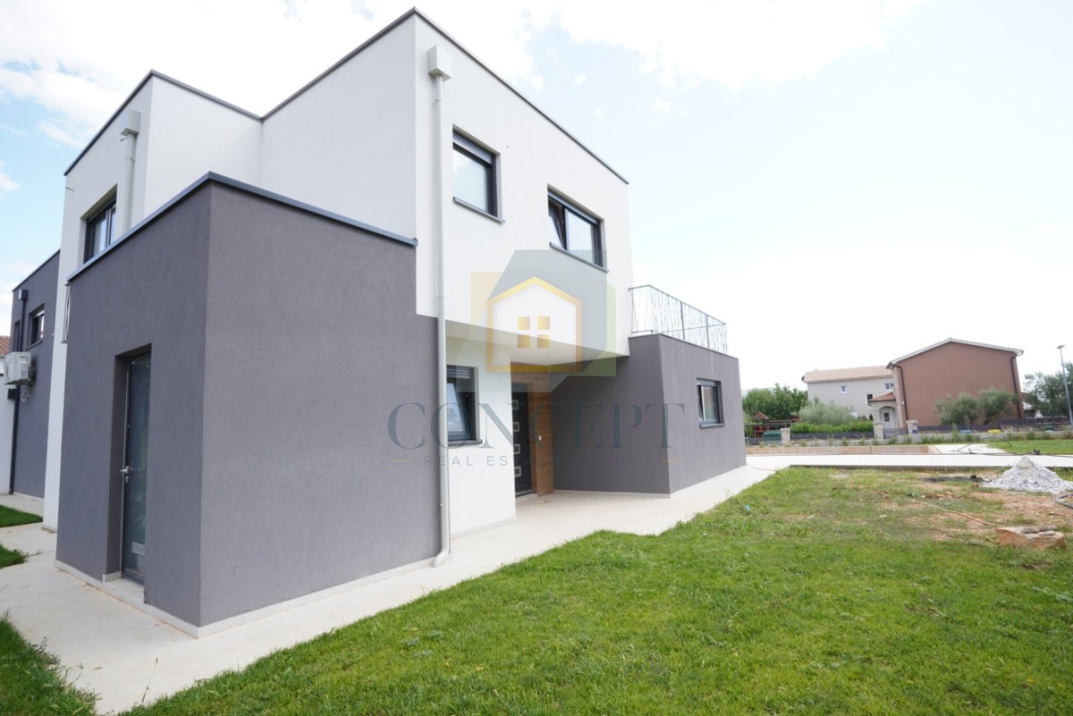 Poreč, okolica, Moderna dvojna kuća s bazenom, 10 km od morja