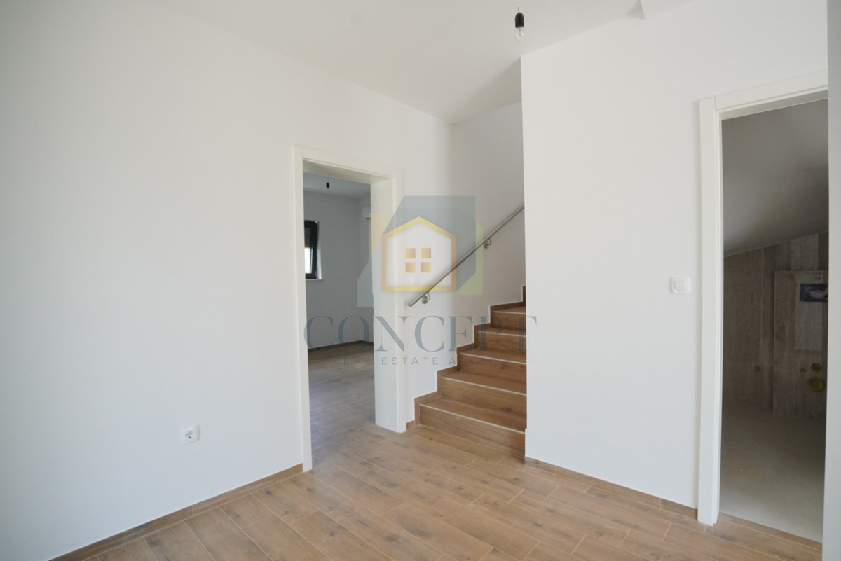 Poreč, okolica, Moderna dvojna kuća s bazenom, 10 km od morja