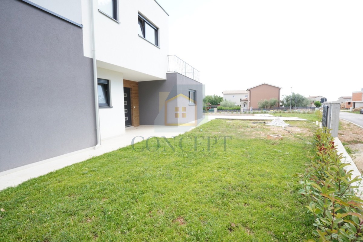 Poreč, okolica, Moderna dvojna kuća s bazenom, 10 km od morja