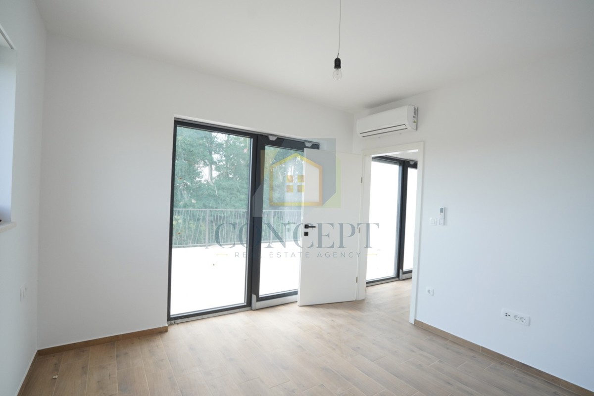 Poreč, okolica, Moderna dvojna kuća s bazenom, 10 km od morja