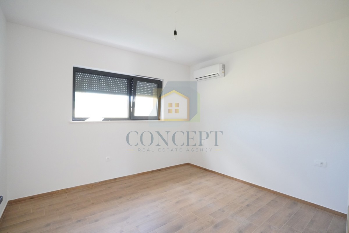 Poreč, okolica, Moderna dvojna kuća s bazenom, 10 km od morja