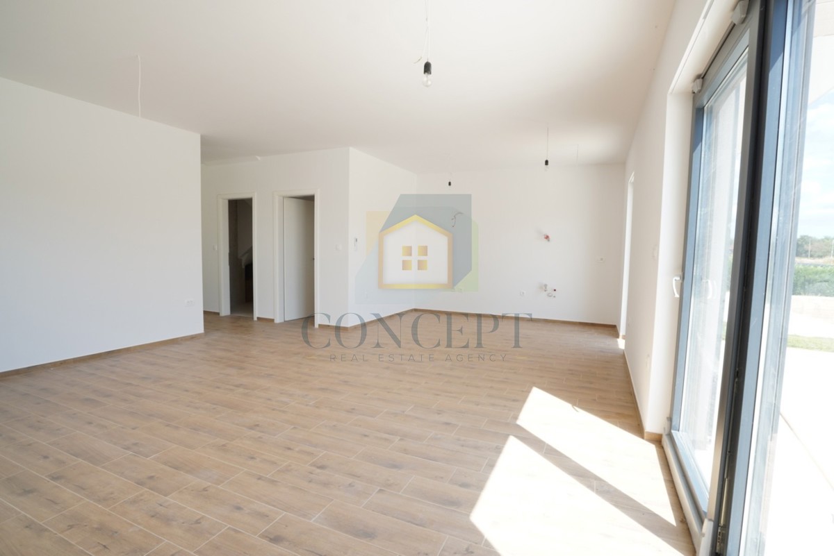 Poreč, okolica, Moderna dvojna kuća s bazenom, 10 km od morja