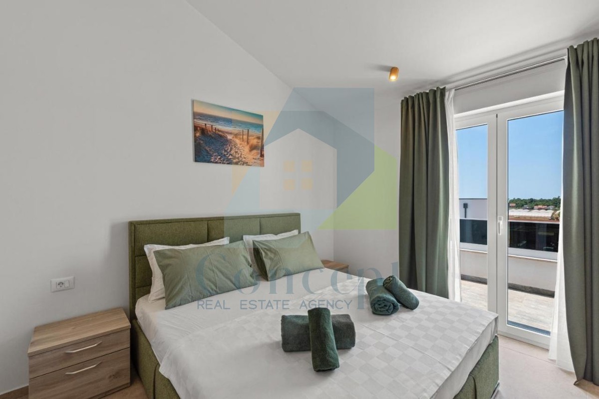 Poreč, okolica - EKSKLUZIVA AGENCIJE - Moderna dvojna hiša s pogledom na morje, 4 km od morja