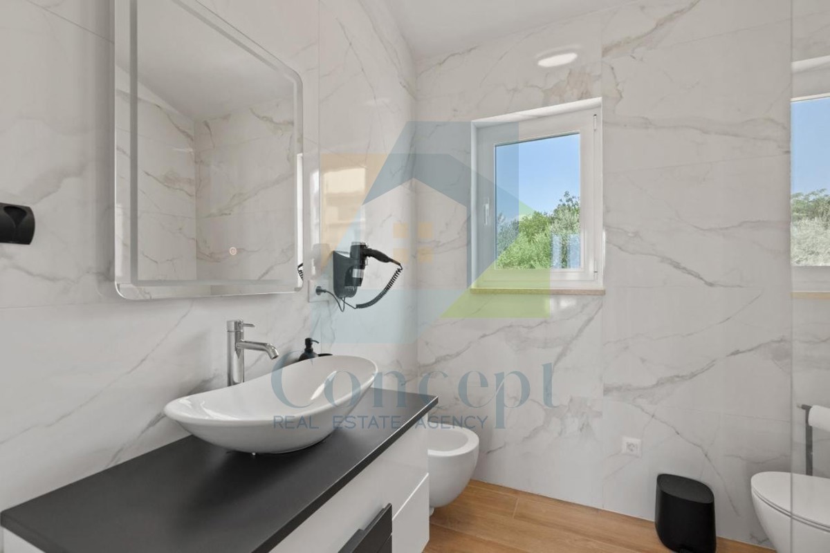 Poreč, okolica - EKSKLUZIVA AGENCIJE - Moderna dvojna hiša s pogledom na morje, 4 km od morja