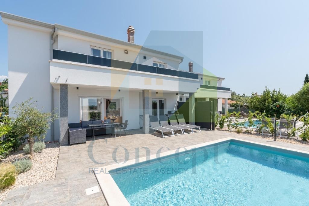 Poreč, okolica - EKSKLUZIVA AGENCIJE - Moderna dvojna hiša s pogledom na morje, 4 km od morja