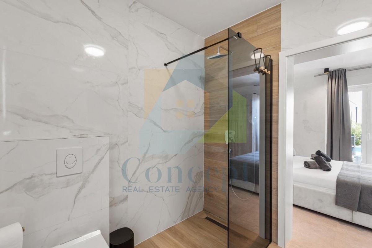 Poreč, okolica - EKSKLUZIVA AGENCIJE - Moderna dvojna hiša s pogledom na morje, 4 km od morja