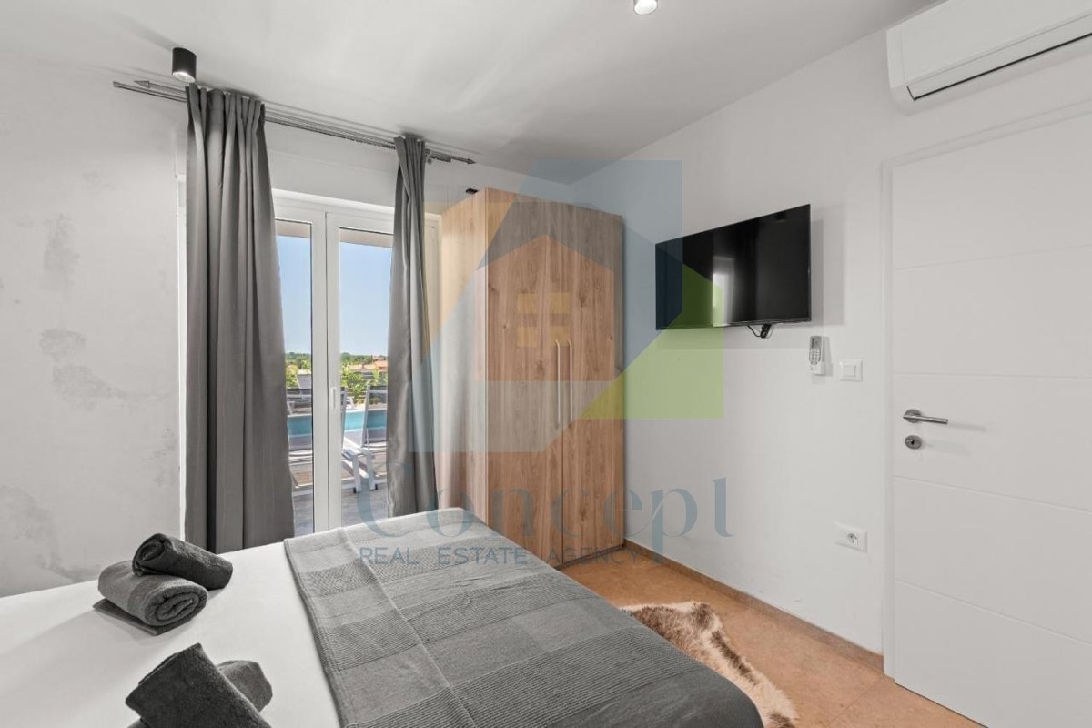 Poreč, okolica - EKSKLUZIVA AGENCIJE - Moderna dvojna hiša s pogledom na morje, 4 km od morja