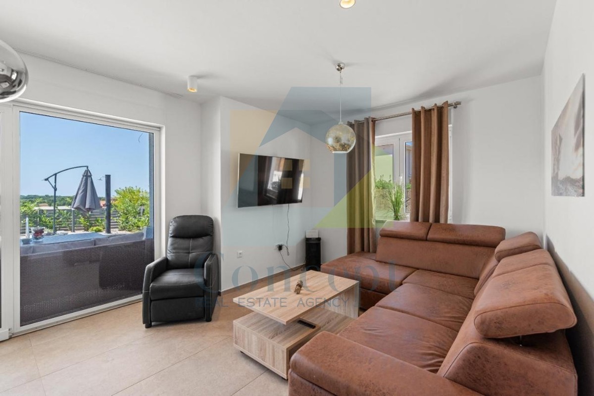 Poreč, okolica - EKSKLUZIVA AGENCIJE - Moderna dvojna hiša s pogledom na morje, 4 km od morja