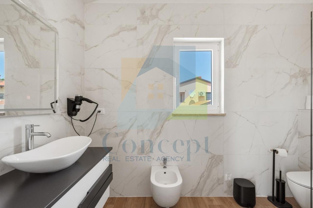 Poreč, okolica - EKSKLUZIVA AGENCIJE - Moderna dvojna hiša s pogledom na morje, 4 km od morja