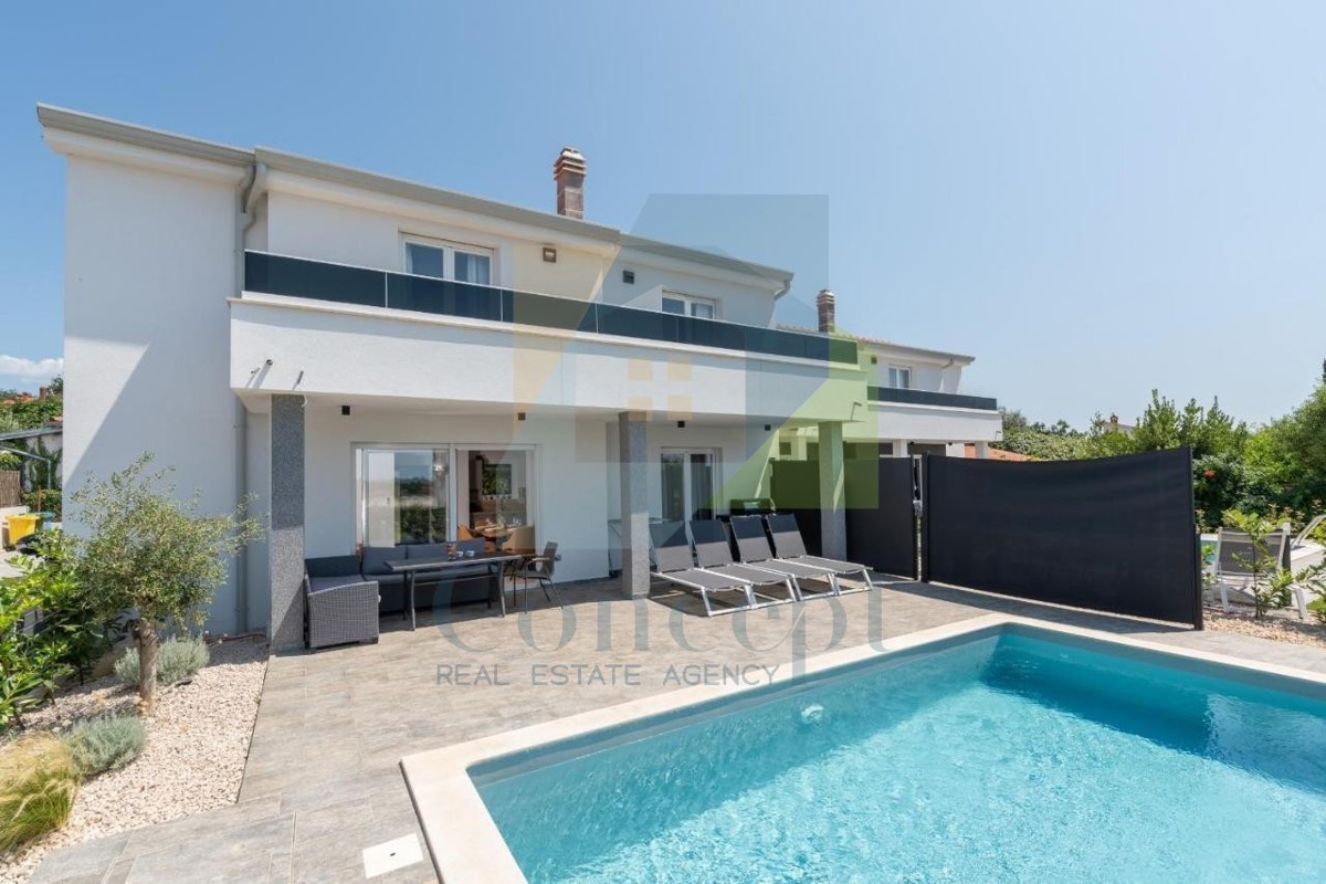 Poreč, okolica - EKSKLUZIVA AGENCIJE - Moderna dvojna hiša s pogledom na morje, 4 km od morja