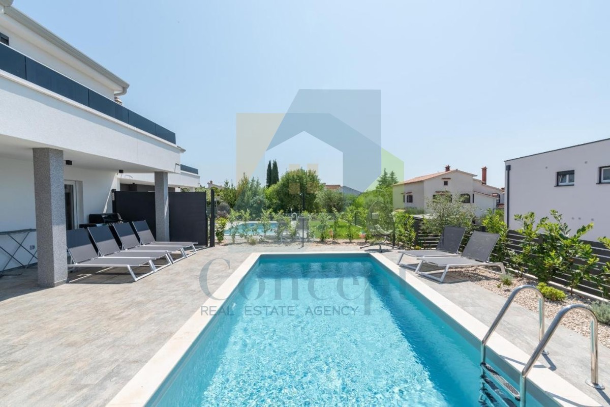 Poreč, okolica - EKSKLUZIVA AGENCIJE - Moderna dvojna hiša s pogledom na morje, 4 km od morja