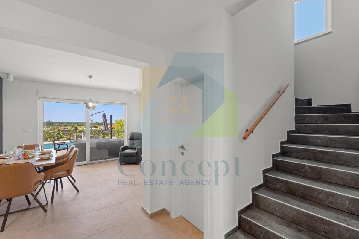 Poreč, okolica - EKSKLUZIVA AGENCIJE - Moderna dvojna hiša s pogledom na morje, 4 km od morja