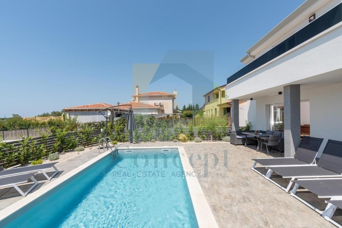 Poreč, okolica - EKSKLUZIVA AGENCIJE - Moderna dvojna hiša s pogledom na morje, 4 km od morja