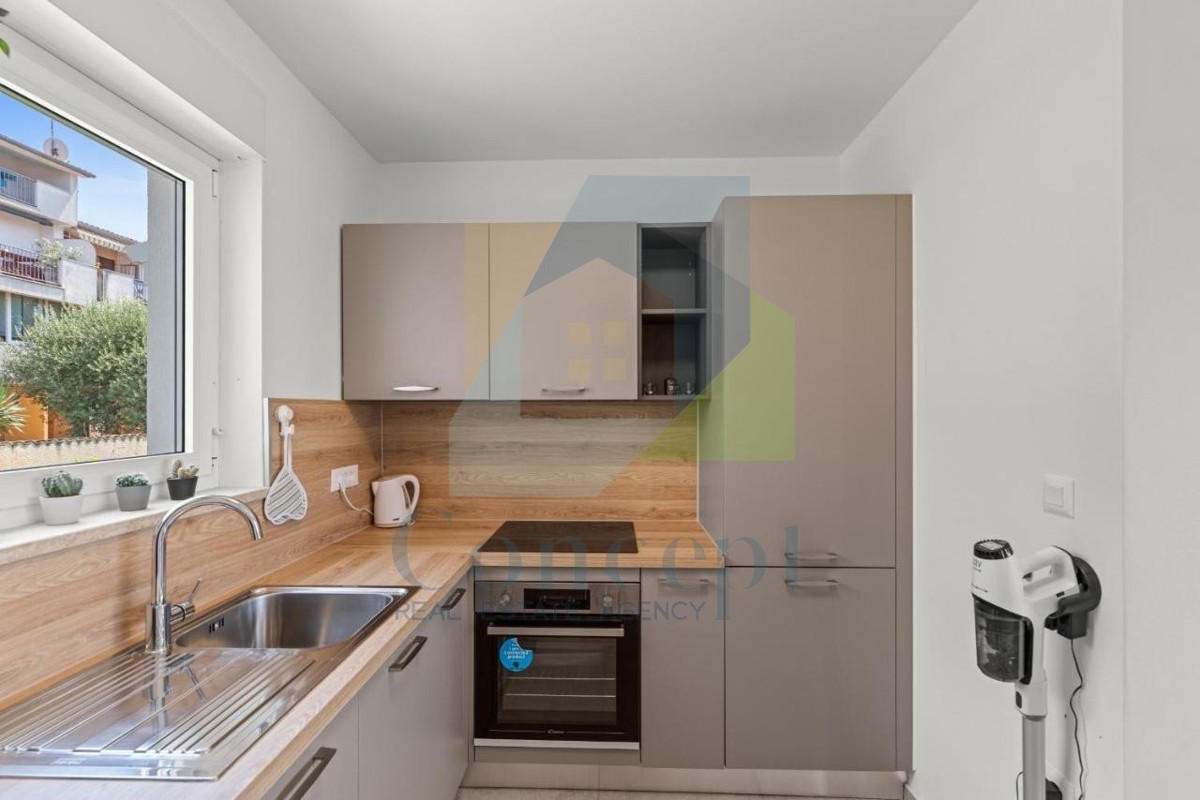 Poreč, okolica - EKSKLUZIVA AGENCIJE - Moderna dvojna hiša s pogledom na morje, 4 km od morja