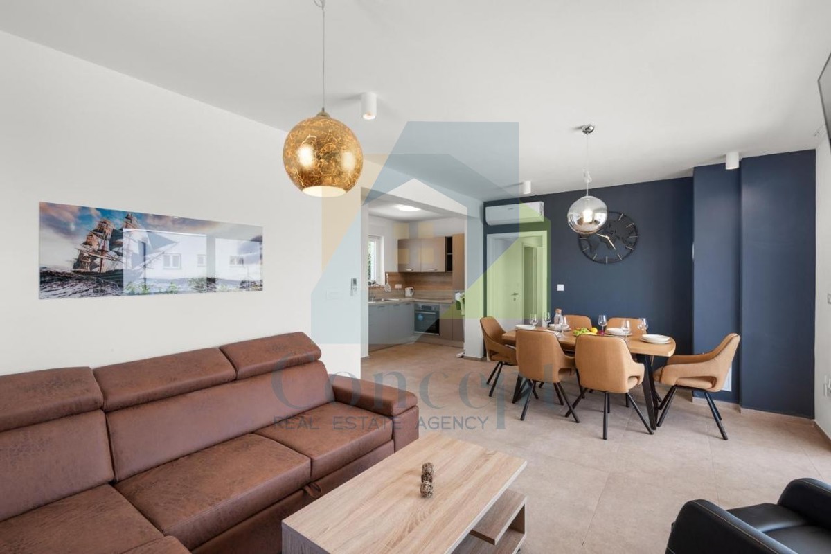 Poreč, okolica - EKSKLUZIVA AGENCIJE - Moderna dvojna hiša s pogledom na morje, 4 km od morja