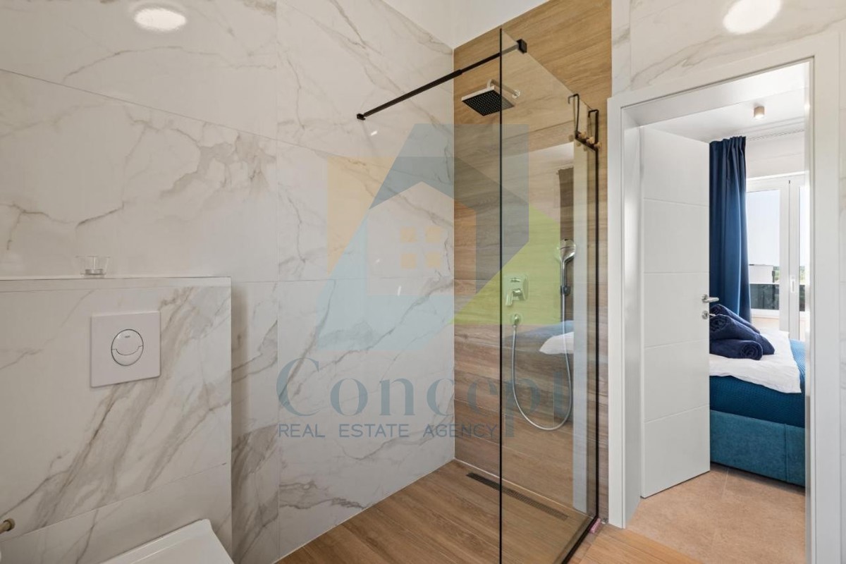 Poreč, okolica - EKSKLUZIVA AGENCIJE - Moderna dvojna hiša s pogledom na morje, 4 km od morja