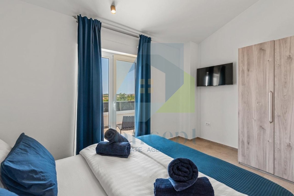 Poreč, okolica - EKSKLUZIVA AGENCIJE - Moderna dvojna hiša s pogledom na morje, 4 km od morja