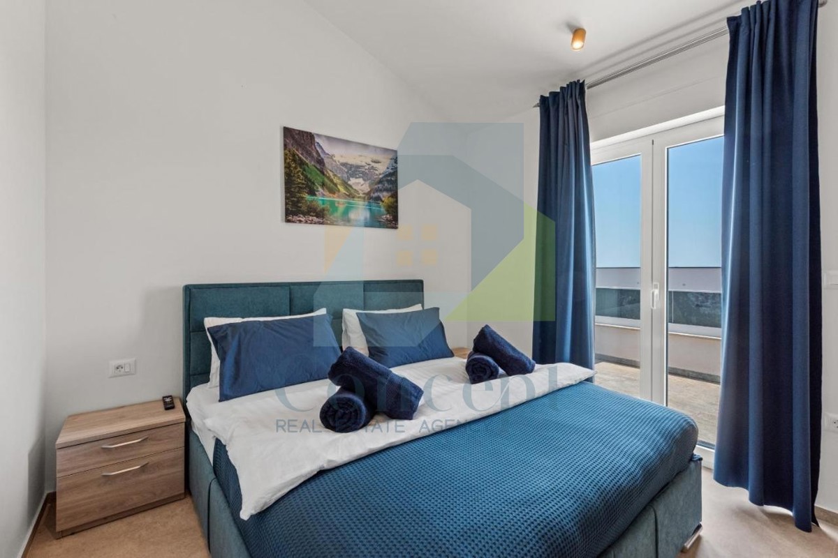 Poreč, okolica - EKSKLUZIVA AGENCIJE - Moderna dvojna hiša s pogledom na morje, 4 km od morja