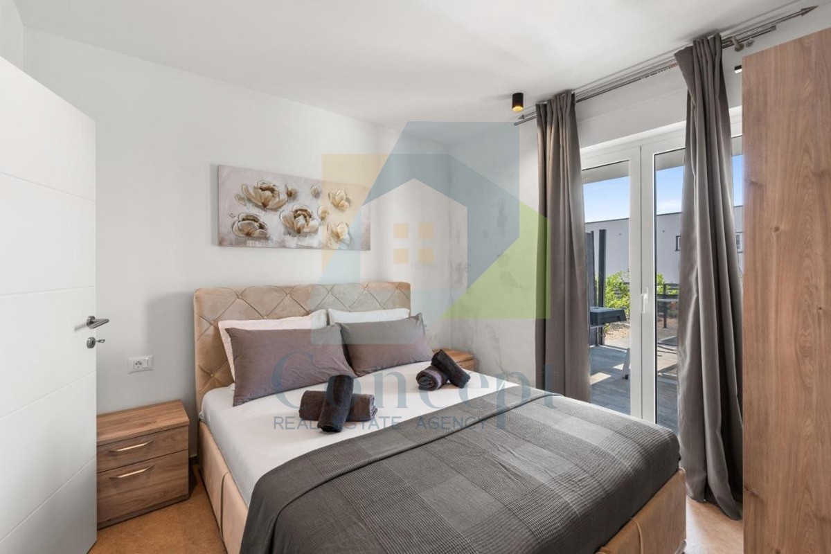 Poreč, okolica - EKSKLUZIVA AGENCIJE - Moderna dvojna hiša s pogledom na morje, 4 km od morja