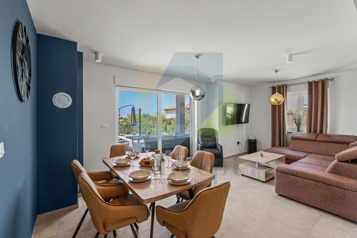 Poreč, okolica - EKSKLUZIVA AGENCIJE - Moderna dvojna hiša s pogledom na morje, 4 km od morja