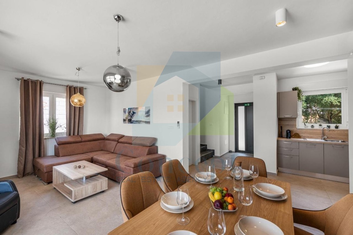 Poreč, okolica - EKSKLUZIVA AGENCIJE - Moderna dvojna hiša s pogledom na morje, 4 km od morja